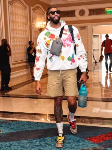 Bolso bandolera Prada Marble Grey Brique usado por Anthony Davis en la cuenta de Instagram @nbafashionfits