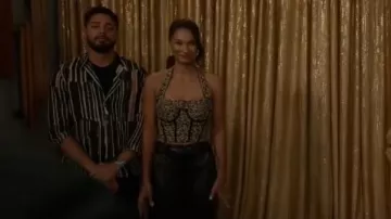 Balmain Metallic Eyelash Tweed Crop Halter Bustier Top usado por Layla Keating (Greta Onieogou) como se ve en All American (S06E14)