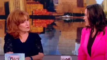 Elie Tahari Le haut à manches crochetées Liv porté par Joy Behar comme on le voit dans The View le 9 juillet 2024