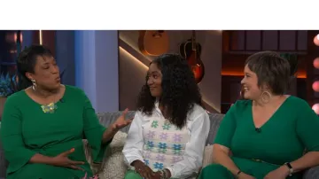 American Eagle Floral High Neck Sweater Tank Top porté par comme on le voit dans le spectacle Kelly Clarkson le 8 juillet 2024