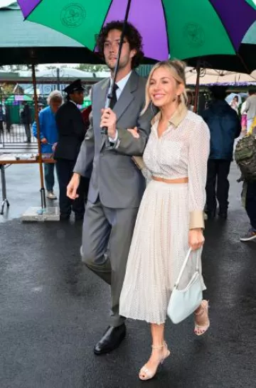 Bolso de hombro pequeño de cuero Prada Cleo usado por Sienna Miller en Wimbledon el 9 de julio de 2024