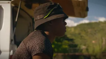 Chapeau bob Puma Colorblock porté par Sharicka Jackson comme on le voit dans SPRINT (S01E04)