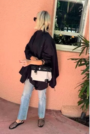 Zapatilla de ganchillo The Row en viscosa usada por Morgan Stewart en su historia de Instagram el 7 de julio de 2024