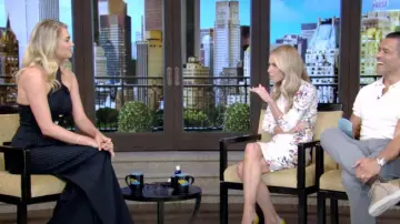 Oscar de la Renta Pinstripe Tailoring Wide-Leg Pantalon porté par Kate Upton tel que vu dans LIVE with Kelly and Mark le 9 juillet 2024