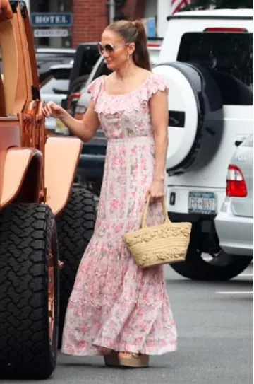 Sac panier à chapeau Dior porté par Jennifer Lopez à Sag Harbor Hamptons le 7 juillet 2024