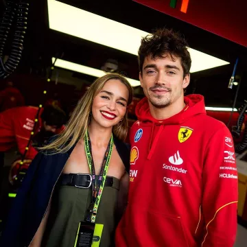 Blouson aviateur Loewe en coton et soie porté par Emilia Clarke au Grand Prix de F1 de Grande-Bretagne le 7 juillet 2024