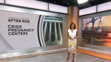 New York & Company Robe fourreau à col en V florale portée par Gayle King telle qu’elle a été vue dans CBS Mornings le 9 juillet 2024