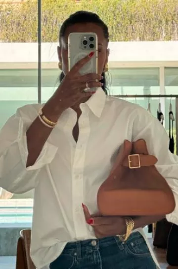 The Row Margaux EW Clutch In Leather usado por Jasmine Tookes en sus historias de Instagram el 10 de julio de 2024
