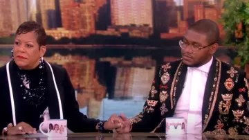 Traje bordado Stalion King Mufasa usado por como se vio en The View el 10 de julio de 2024
