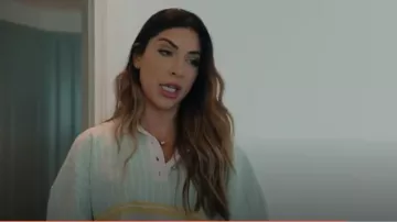 Balmain Camiseta Polo Crop Estampada Multicolor usada por Taleen Marie como se ve en The Real Housewives of Dubai (S02E06)