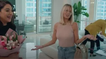 Hermes Kelly 25 Boîte Beige Cuir de veau plaqué or E Square Stamp porté par Caroline Stanbury comme on le voit dans The Real Housewives of Dubai (S02E06)