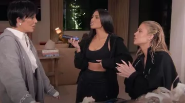 Skims Racerback Scoop Bra Top porté par Kim Kardashian comme on le voit dans The Kardashians (S05E08)
