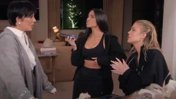 Skims Jogger cónico para hombre usado por Kim Kardashian como se ve en The Kardashians (T05E08)