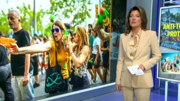 Pantalones de crepé Charlie de Michael Kors usados por Norah O'Donnell como se vio en CBS Evening News el 10 de julio de 2024