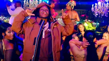 Camiseta marrón con logotipo escalonado de Amiri usada por 42 Dugg en 42 Dugg - Megan (Feat. Blac Youngsta) [Video musical oficial]