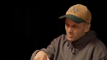 Los looks de Malik Bentalha: la gorra de pana de los Oakland Athletics que lleva en su parodia Pork Ones: May the Meyer win - Malik Bentalha