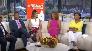 Polo sin mangas con cremallera y cremallera Akris Punto usado por Savannah Guthrie como se ve en Today el 11 de julio de 2024