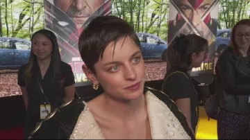 Emma Corrin llevará una chaqueta de cuero con cinturón Schiaparelli en el estreno de Deadpool y Wolverine UK en Londres en julio de 2024