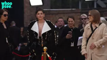 Emma Corrin llevará una chaqueta de cuero con cinturón Schiaparelli en el estreno de Deadpool y Wolverine UK en Londres en julio de 2024