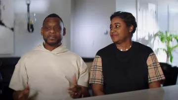 Burberry Carrick Tee worn by Elaine Jefferson as seen in Receiver (S01E02)