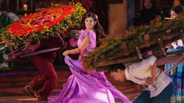 Encanto à la garde-robe du Hollywood Bowl : Diane Guerrero porte une robe plissée à manches flottantes à manches flottantes et à taille empire lavande Mac Duggal