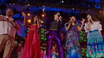 Encanto au Hollywood Bowl : Diane Guerrero porte une robe bleue plissée à manches fleuries à volants Marchesa Notte