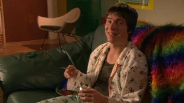 Série télévisée Skins : Chris Miles (Joe Dempsie) porte un haut de pyjama La Senza Panda dans la saison 2, épisode 9