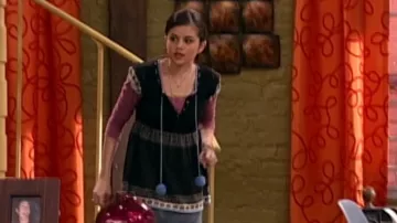 Les Sorciers de Waverly Place Tenues : Selena Gomez porte un pull babydoll noir et bleu Free People pour incarner Alex Russo dans l’épisode 6 de la saison 1
