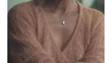 Atuendos de la serie de televisión Falsa: Birdie Bell (Asher Keddie) usa un suéter cruzado rosa en la temporada 1, episodio 3