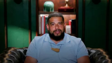 Shein 1 Pc Collar Colgante de Alitas de Pollo Fritas de Estilo Humorístico usado por Shane como se ve en Claim to Fame (S03E01)
