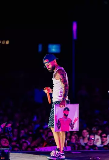 Baskets Louis Vuitton LV Skate Marine & Blanc portées par Francisco José Arcángel Ramos sur le compte Instagram @arcangel