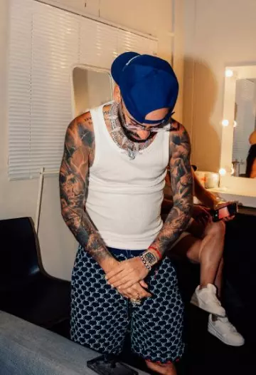 Short de survêtement Louis Vuitton Navy Allover LV Fishrésille porté par Francisco José Arcángel Ramos sur le compte Instagram @arcangel