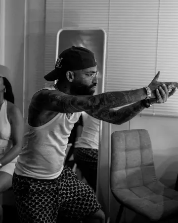 Chapeau Louis Vuitton LV Smash Logo Marine & Blanc porté par Francisco José Arcángel Ramos sur le compte Instagram @arcangel