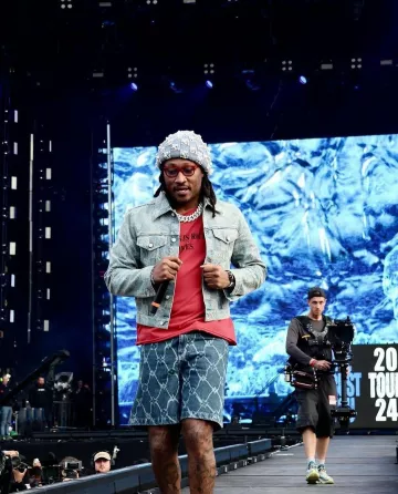 Chaqueta Louis Vuitton Light Wash Blue Damier Denim Jacket usada por Future en la cuenta de Instagram @futureking.pluto