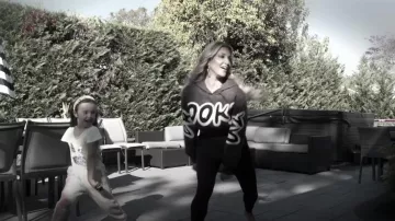 Sudadera con capucha y pantalones de chándal Shein Coolane Letter Graphic Drop Shoulder usados por Danielle Cabral como se ve en The Real Housewives of New Jersey (T14E10)