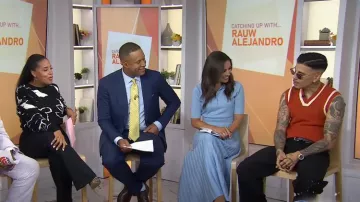 Falda Shimmer Collective de Ronny Kobo en azul usada por Kaylee Hartung como se ve en Today el 12 de julio de 2024
