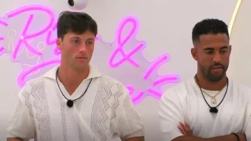 Polo de punto H&M Loose Fit Pointelle usado por Rob Rausch en Love Island (T06E27)