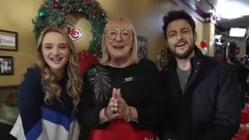 Lou & Grey at Loft Zig Zag Pull tunique demi-zip porté par Hunter King comme on le voit dans Today le 15 juillet 2024