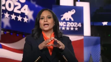 Veste Veronica Beard Miller Dickey en bleu marine avec boutons dorés portée par Kristen Welker comme on le voit dans Today le 15 juillet 2024