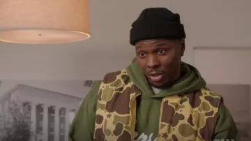 Le sweat à capuche Crenshaw de Marathon Clothing porté par Cam Watkins (Mitchell Edwards) tel qu’on le voit dans All American : Homecoming (S03E01)