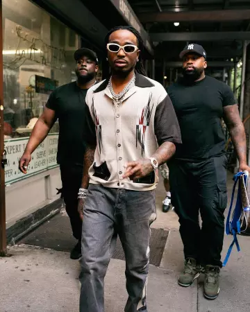 Polo Kapital Beige & Black Chimayo Aloha Knit usado por Quavo en la cuenta de Instagram @quavohuncho