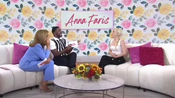 Camiseta sin mangas de cuello cuadrado Alaia en marfil usada por Anna Faris como se ve en Today with Hoda & Jenna el 15 de julio de 2024