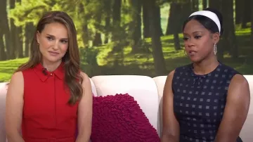 Robe courte ceinturée Dior en laine rouge et soie portée par Natalie Portman, comme on le voit dans Today with Hoda & Jenna le 15 juillet 2024