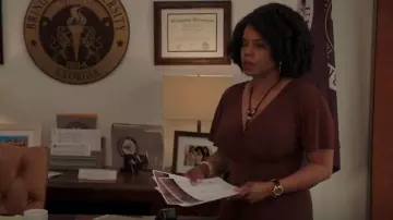 A.L.C. Nina Robe portée par Amara Patterson (Kelly Jenrette) telle qu’on la voit dans All American : Homecoming (S03E01)