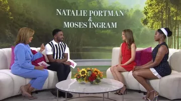 Shushu/Tong Robe slim sans manches en bleu marine portée par Moses Ingram, comme on le voit dans Today with Hoda & Jenna le 15 juillet 2024