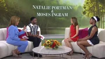 Shushu/Tong Robe slim sans manches en bleu marine portée par Moses Ingram, comme on le voit dans Today with Hoda & Jenna le 15 juillet 2024