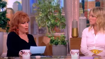 Elie Tahari Pull en tricot côtelé torsadé porté par Joy Behar comme on le voit dans The View le 15 juillet 2024