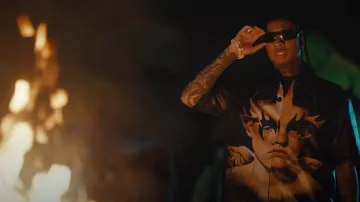 Kusikohc Black Leather Fantasy Face Shirt usado por Tyga en Tyga, Sabrina Claudio - No Question (Video Oficial)
