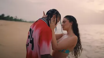 Camiseta de fútbol Supreme Red & Pink Blurred Logo usada por Tyga en Tyga, Sabrina Claudio - No Question (Video Oficial)