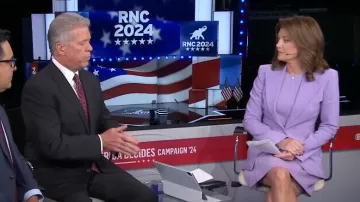 Vestido recto de crepé de mezcla de lana elástica de la colección Michael Kors usado por Norah O'Donnell como se vio en CBS Evening News el 15 de julio de 2024